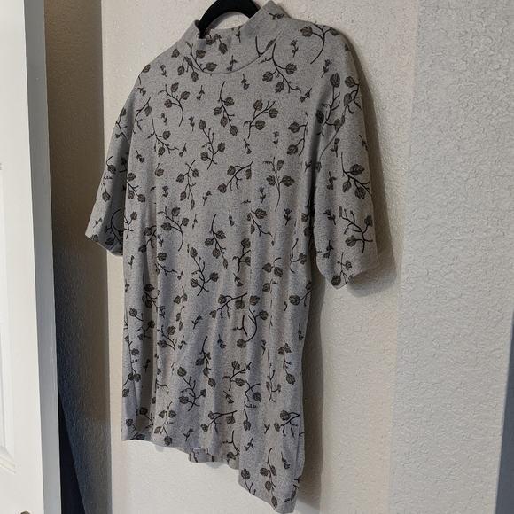 Cool toned floral motif mock neck tee - Picture 2 of 5